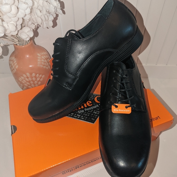 Genuine Grip Mens Shoes 10.5M Work Slip and Oil Resistant Cushion Comfort.New - Picture 1 of 15